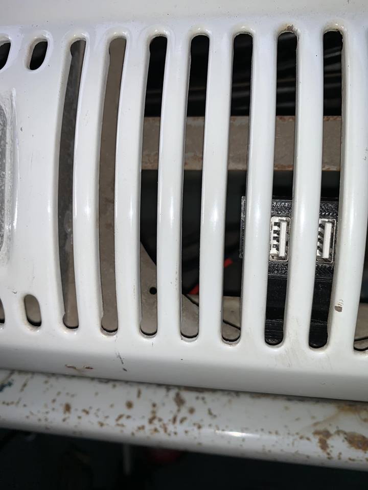 Splitscreen Bus stealth USB charger