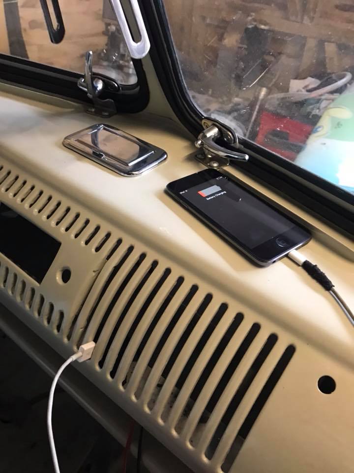 Splitscreen Bus stealth USB-C charger
