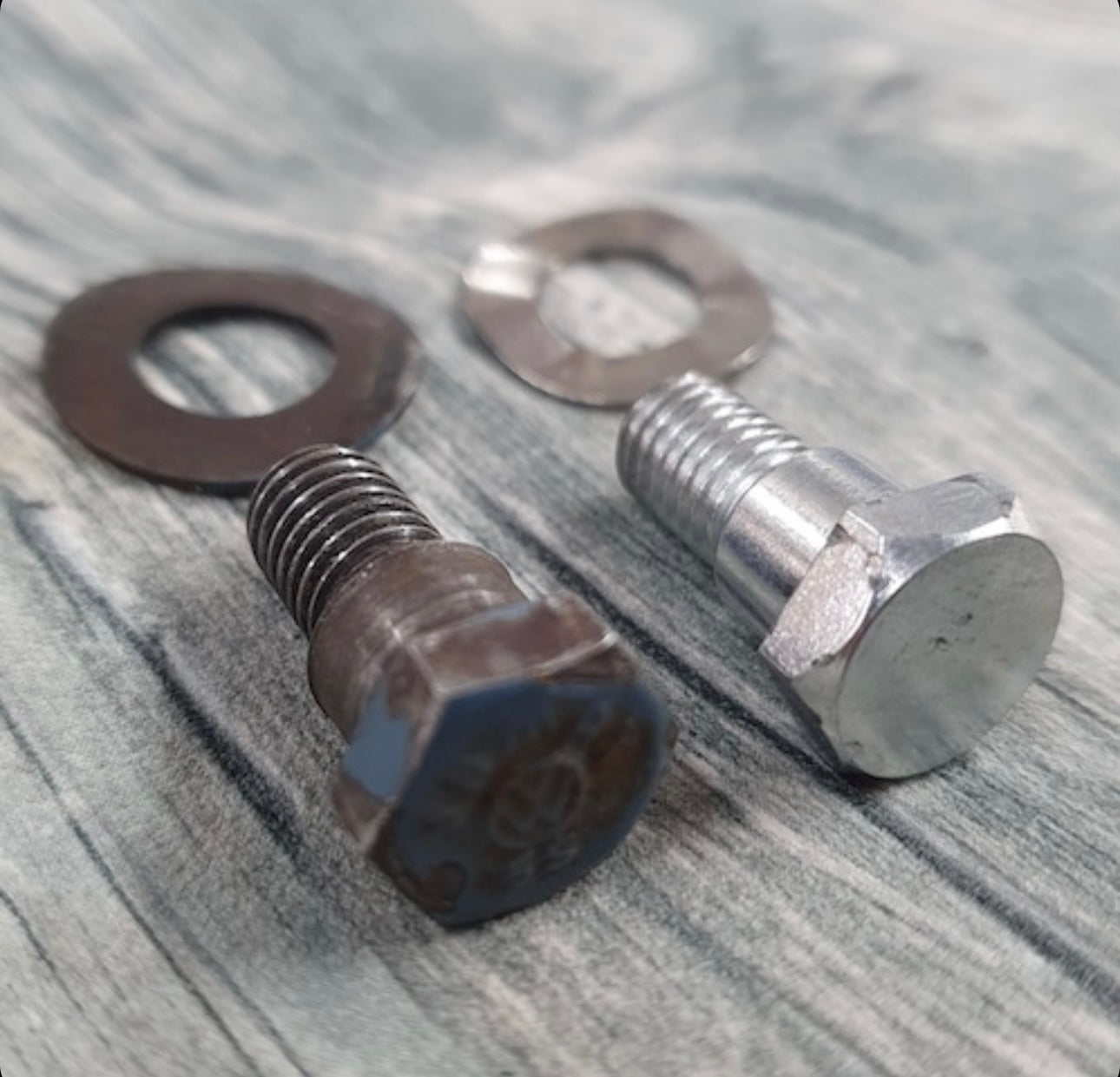 Engine lid stay mount and bolt kit