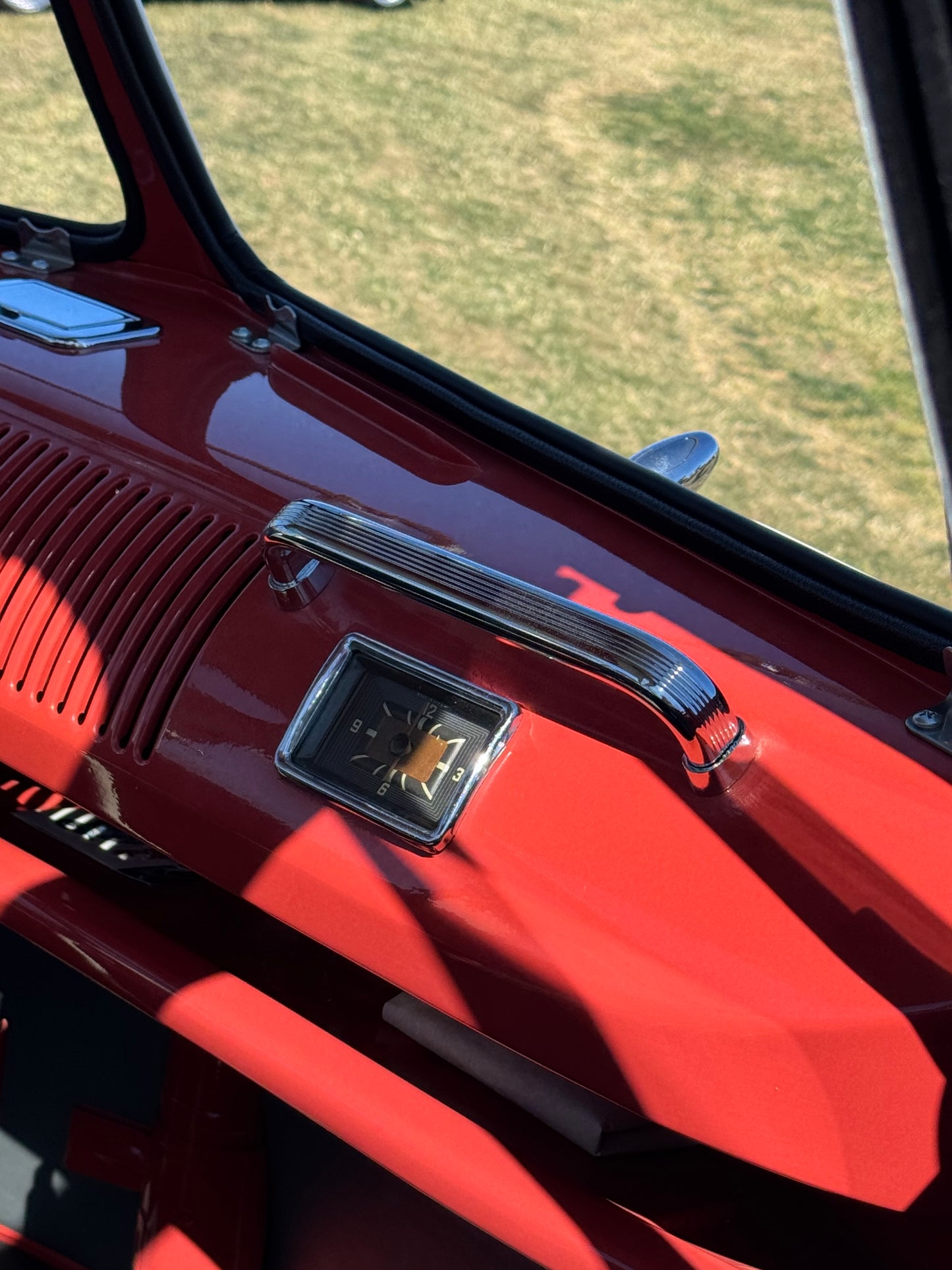 Dash grab handle for Split Bus