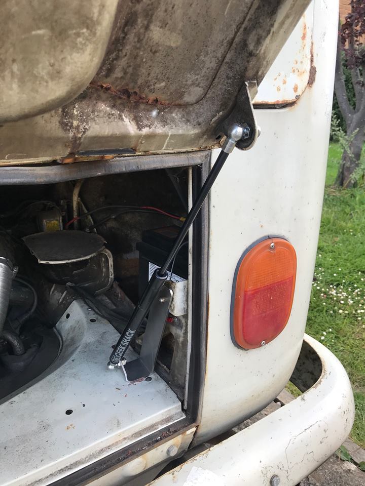 Engine lid strut kit for Baywindow Bus all years.