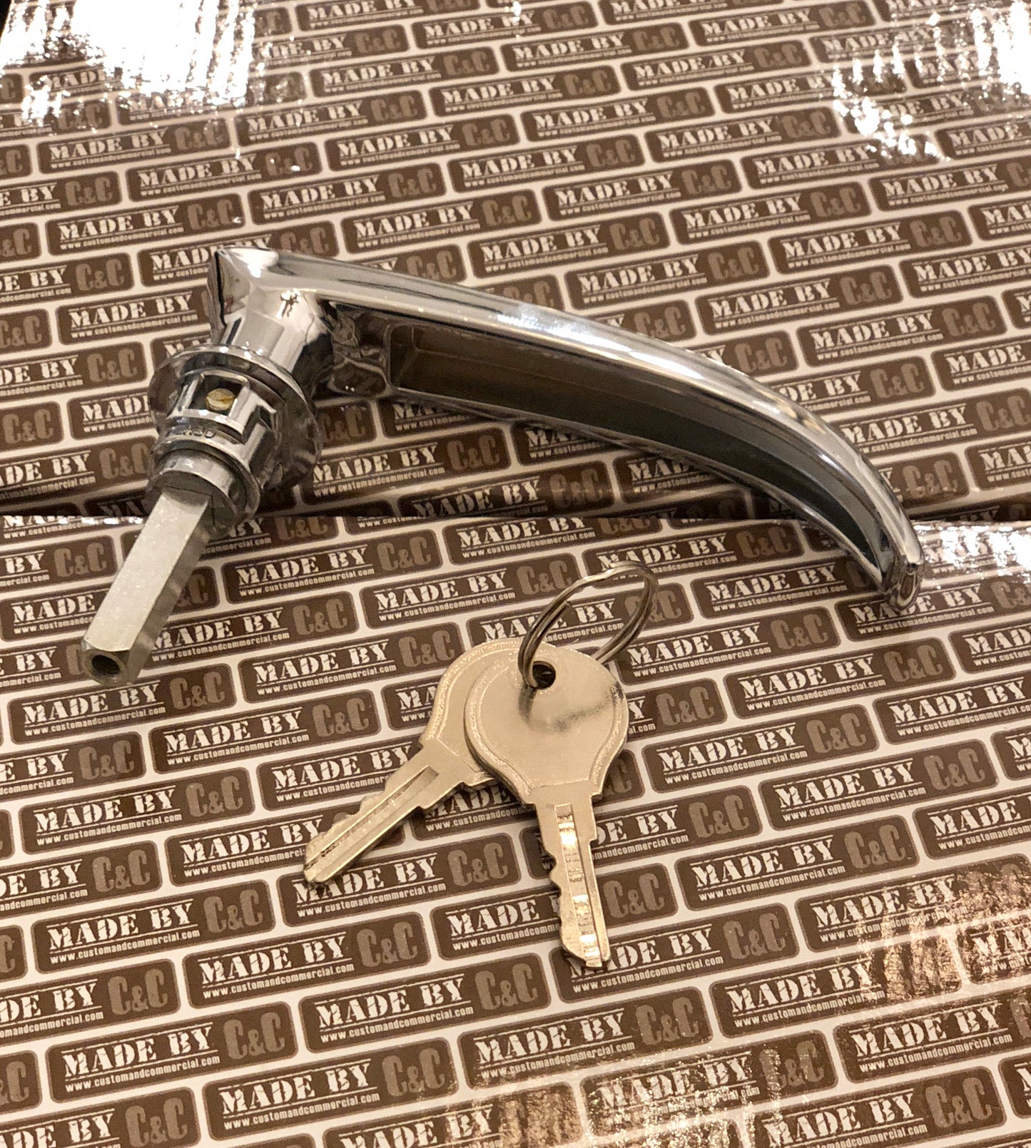 German quality cargo door handle with 2 E profile keys Bus 59-67