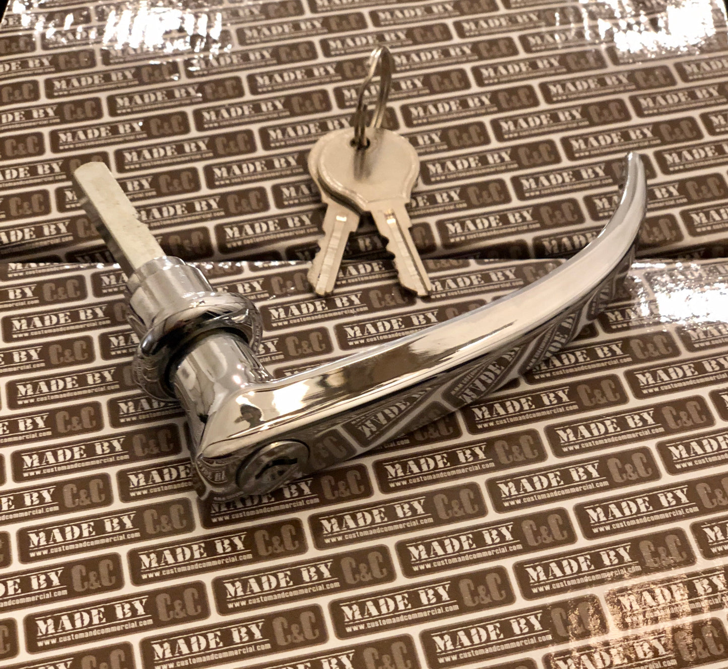 German quality cargo door handle with 2 E profile keys Bus 59-67